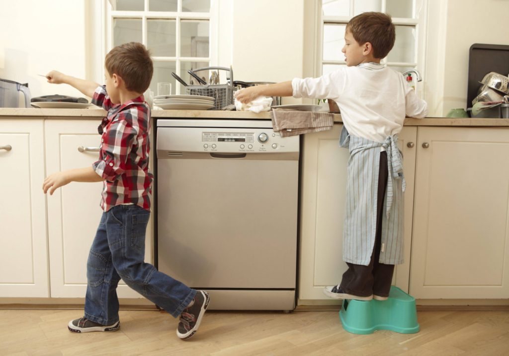 Beneficios de implicar a los niños en las tareas del hogar