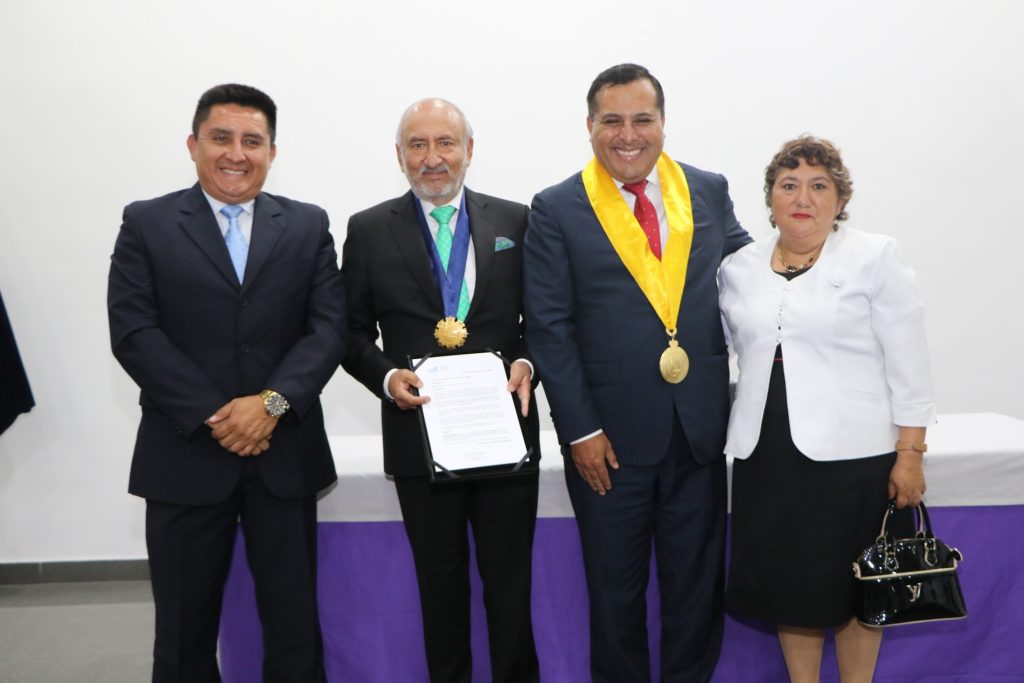 Ceremonia de Condecoración al Dr. José Álvarez