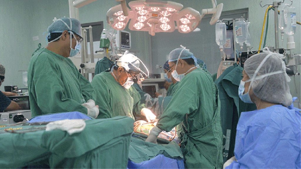 Cirujano cardiovascular de Clínica San Pablo lideró trasplante de corazón en el Incor